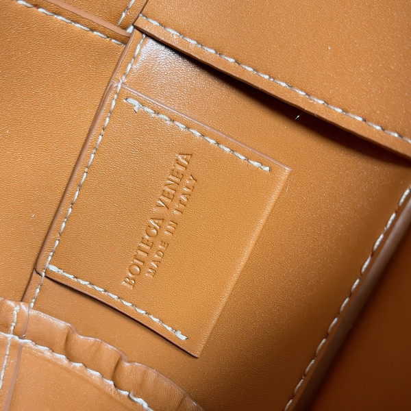 Bo*te*ga ve*ne*ta small canette