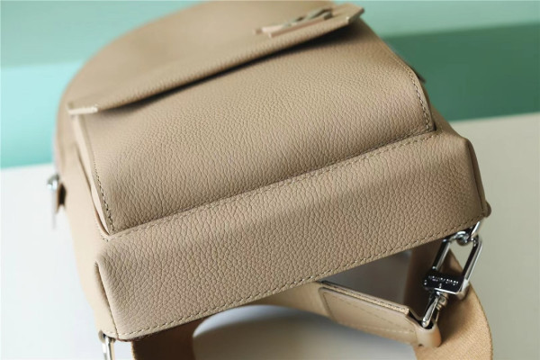 l**is V*t*n pilot slingbag