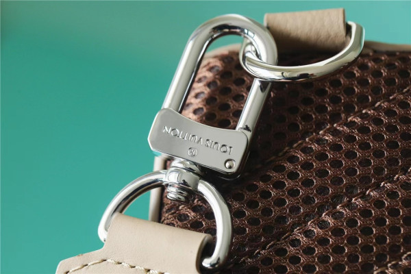 l**is V*t*n pilot slingbag