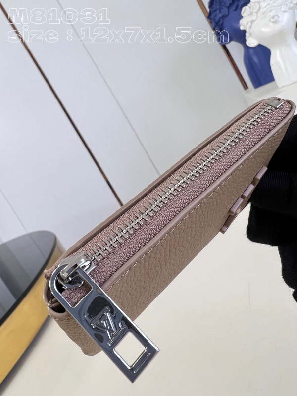 l**is V*t*n key pouch