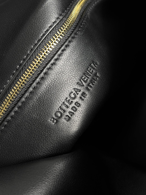 Bo*te*ga ve*ne*ta large hop