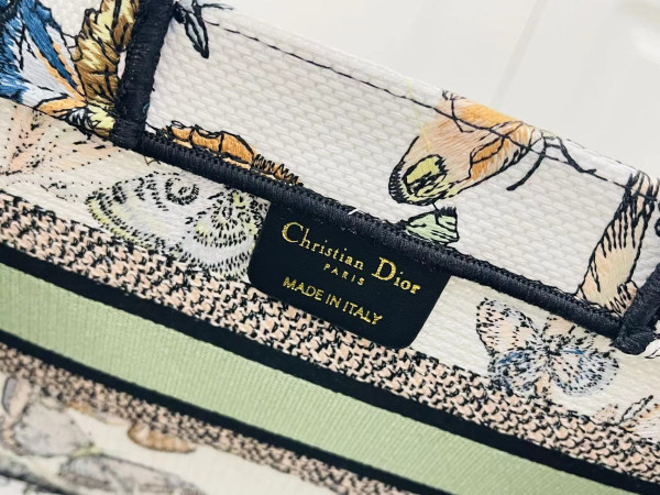 small D*or book tote