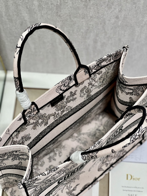 large D*or book tote