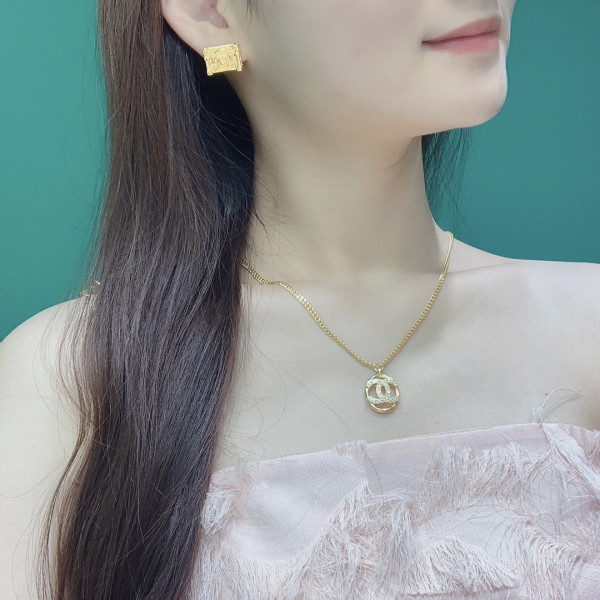 l**is V*t*n earrings