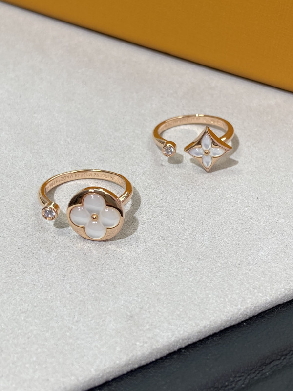 l**is V*t*n earrings