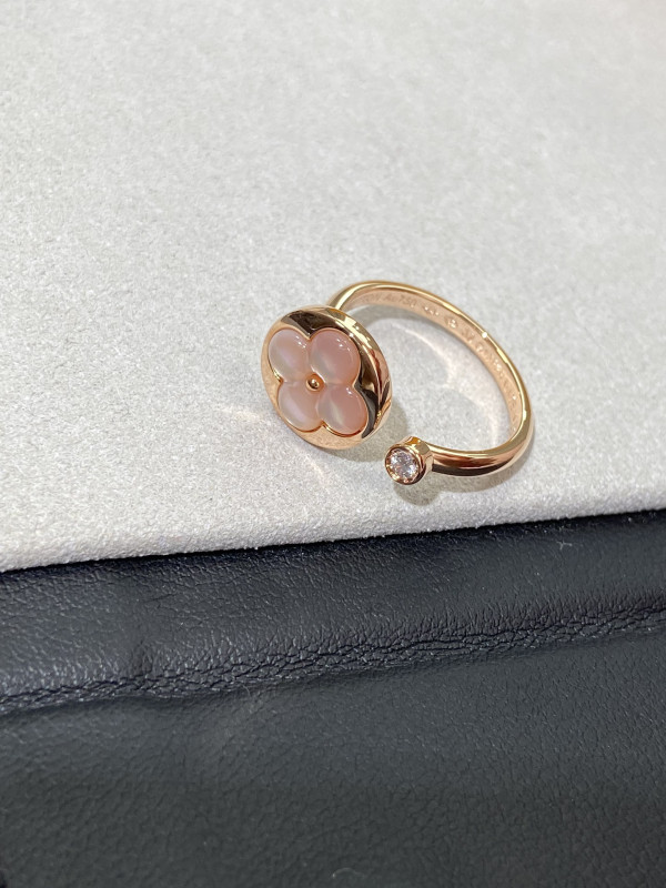 l**is V*t*n earrings