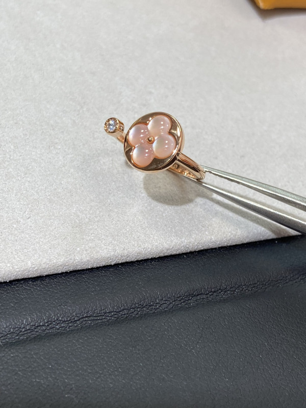 l**is V*t*n earrings