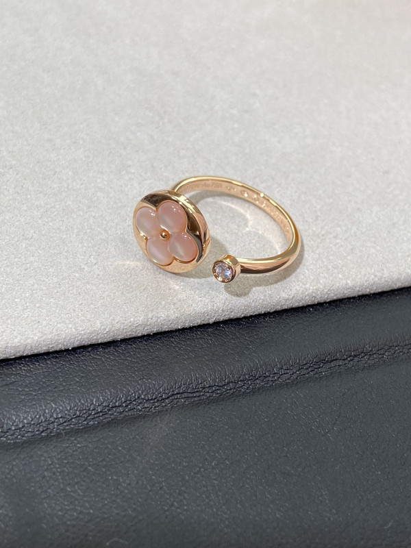 l**is V*t*n earrings