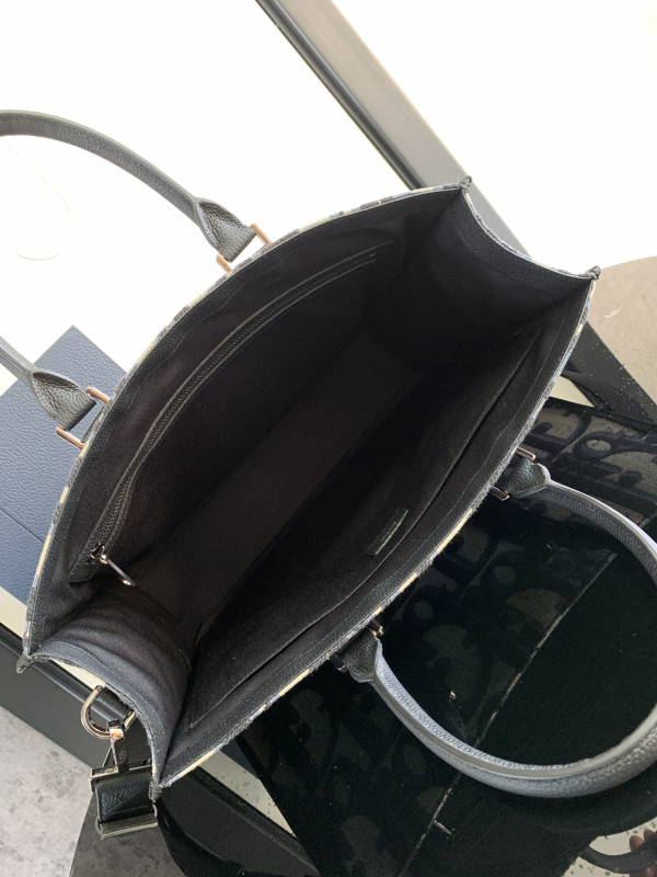 D*or east-west tote bag