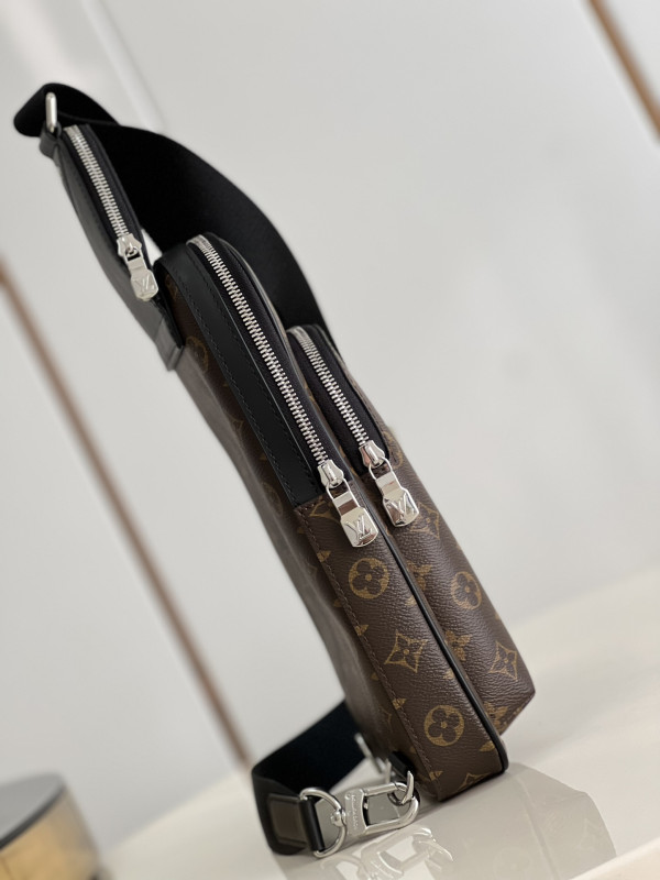 l**is V*t*n avenue slingbag nm