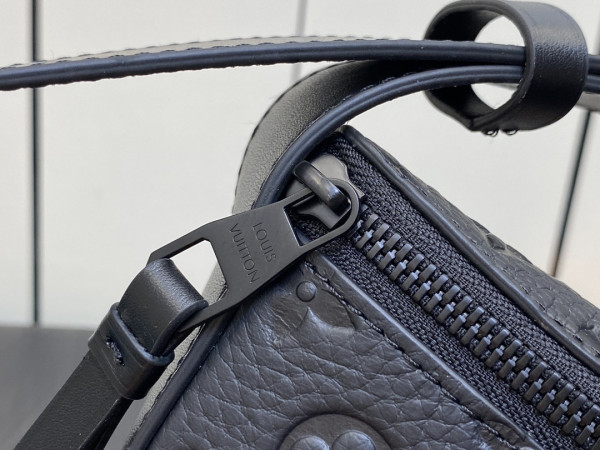 l**is V*t*n moon crossbody