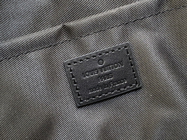 l**is V*t*n moon crossbody