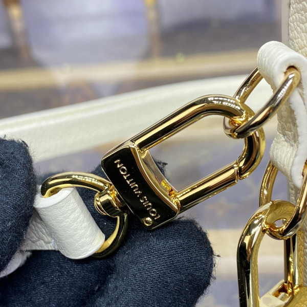 l**is V*t*n pochette metis east west