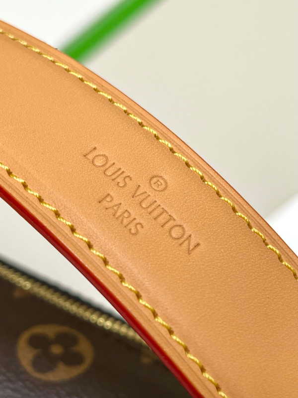 l**is V*t*n side trunk pm