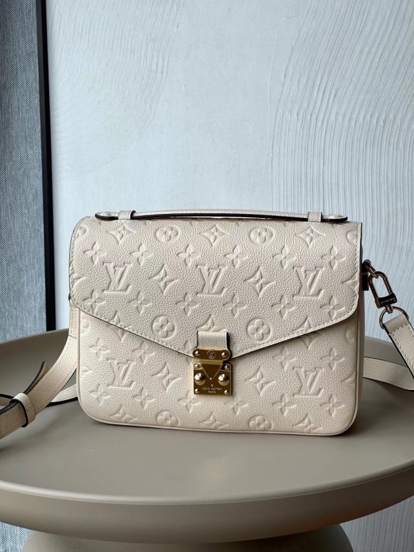 l**is V*t*n pochette metis east west