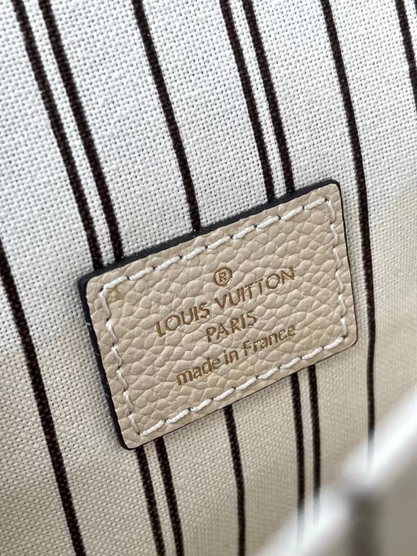 l**is V*t*n pochette metis east west