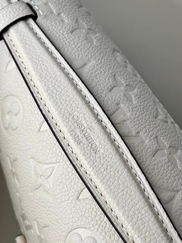 l**is V*t*n pochette metis east west