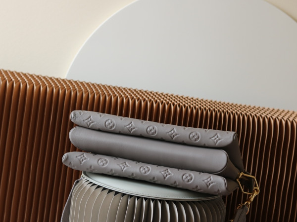 l**is V*t*n coussin mm-34*24*12cm