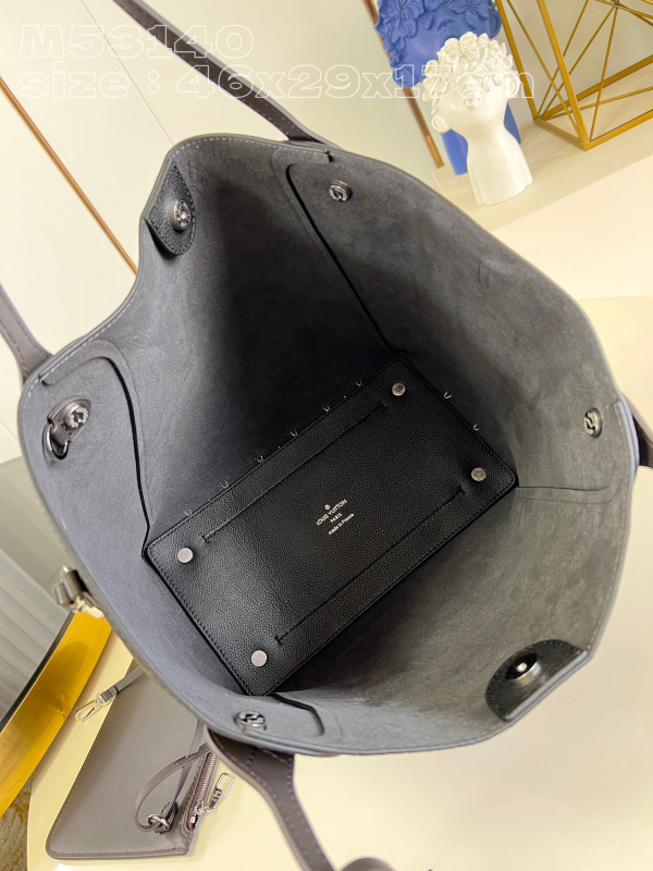 l**is V*t*n hina-46 x 29.5 x 17cm