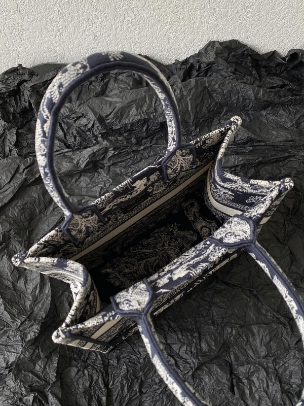 D*or oblique book tote-26.5×21×14cm