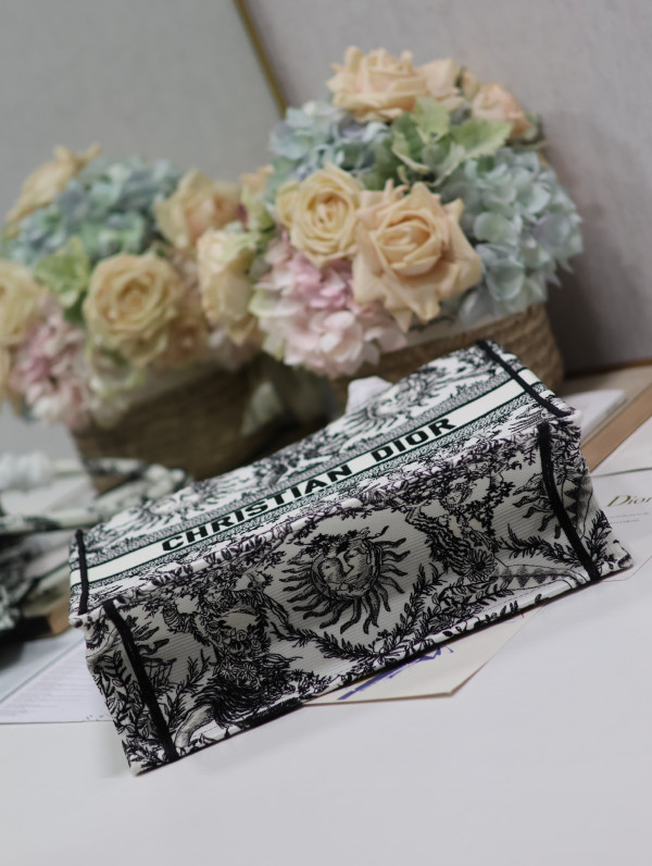 medium D*or book tote-36*18*28cm