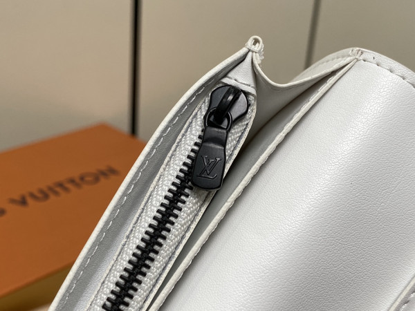 l**is V*t*n brazza wallet-10*19*2cm