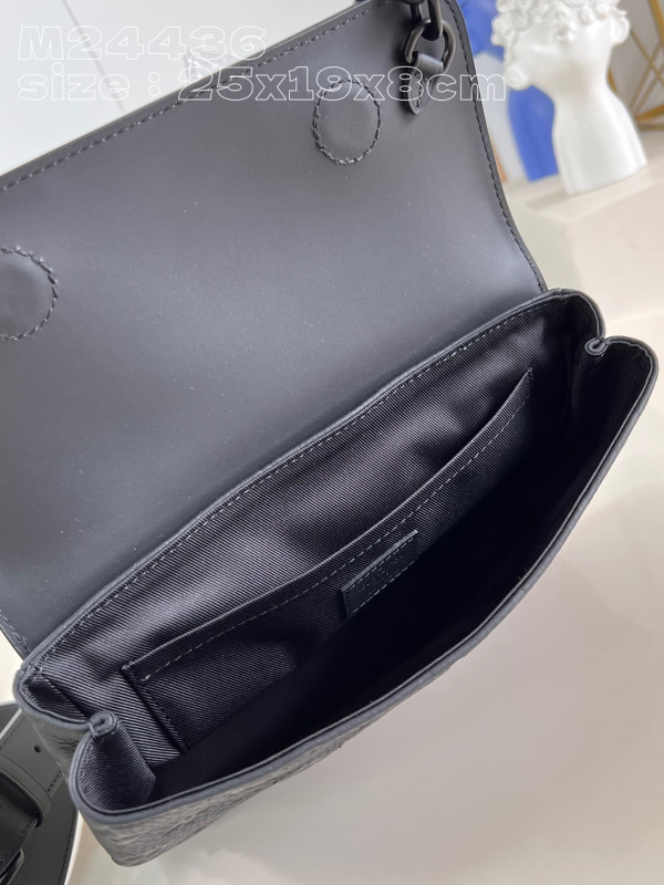 l**is V*t*n steamer wearable wallet-25*19*8cm