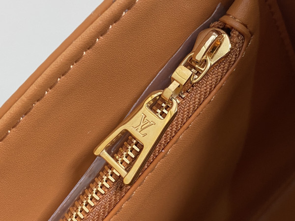 l**is V*t*n twist mm-23*17*9.5cm