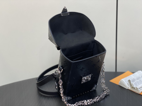 l**is V*t*n camera box monogram canvas