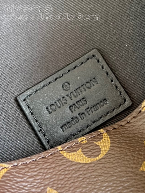 l**is V*t*n steamer wearable wallet-18*11*6.5cm