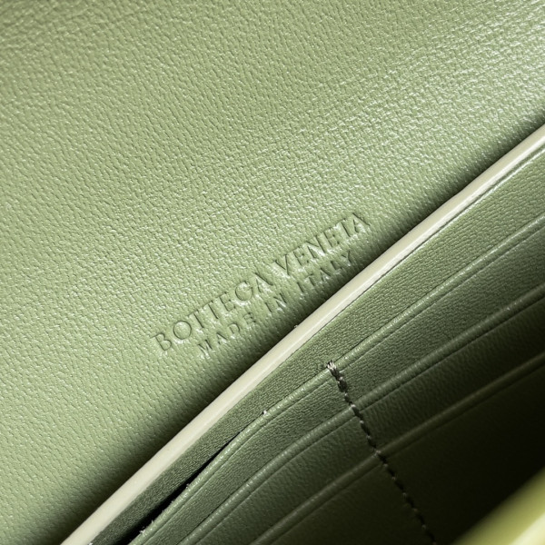 Bo*te*ga ve*ne*ta long clutch andiamo with handle-31*13*3cm