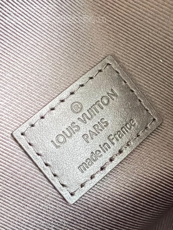 l**is V*t*n montsouris wearable wallet