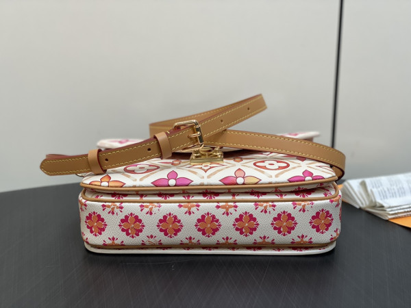 l**is V*t*n pochette metis-25*19*7cm