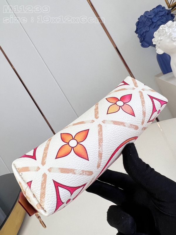 l**is V*t*n pochette cosmétique pm