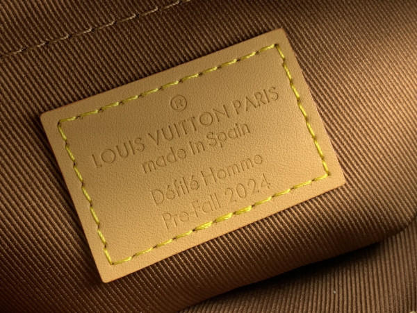 l**is V*t*n chess messenger-24*24*8cm