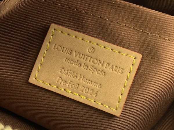 l**is V*t*n chess messenger-24*24*8cm