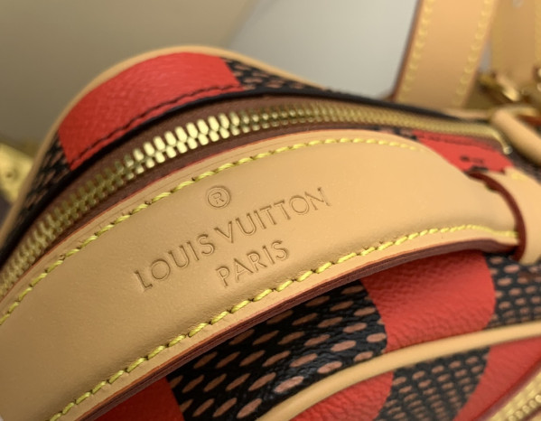 l**is V*t*n chess messenger-24*24*8cm