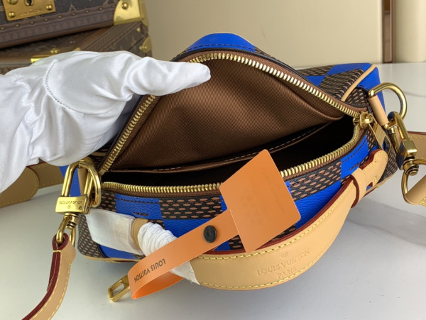 l**is V*t*n chess messenger-24*24*8cm