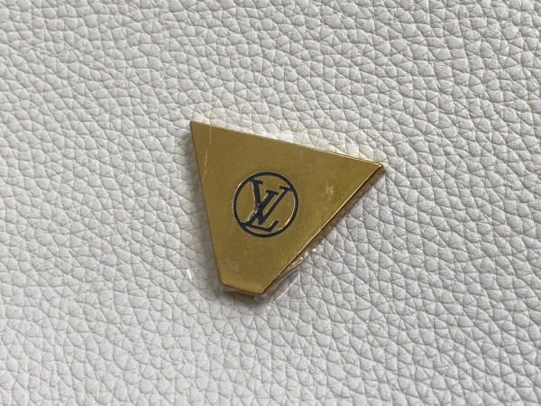 l**is V*t*n soft twist-27*19*9cm