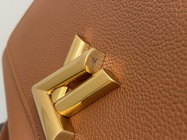 l**is V*t*n soft twist-27*19*9cm