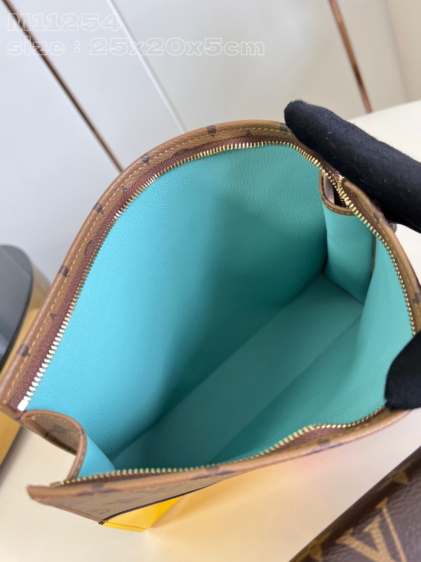 l**is V*t*n trio toilet pouch-25*20*5.5cm