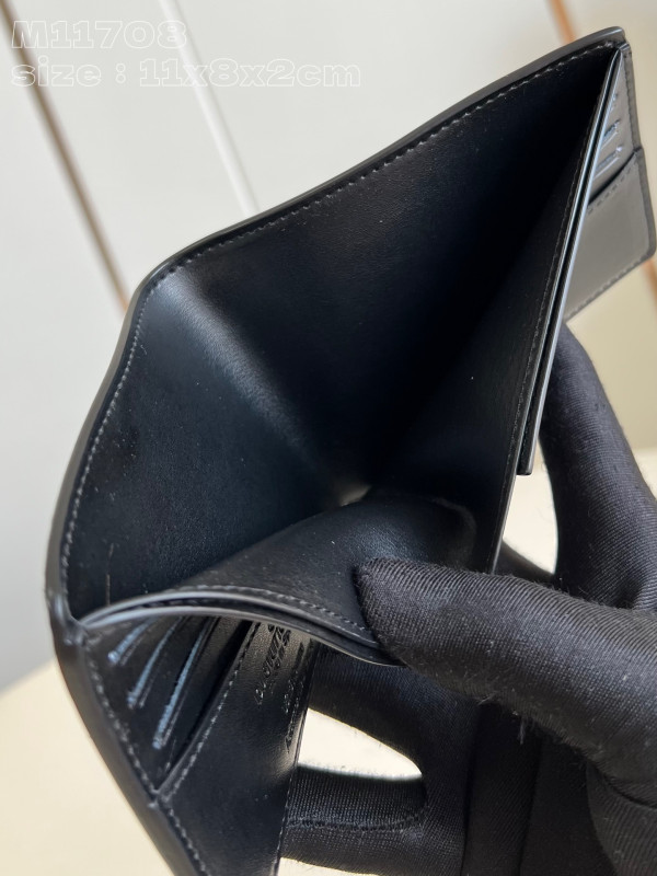 l**is V*t*n slender wallet-11*8.5*2cm