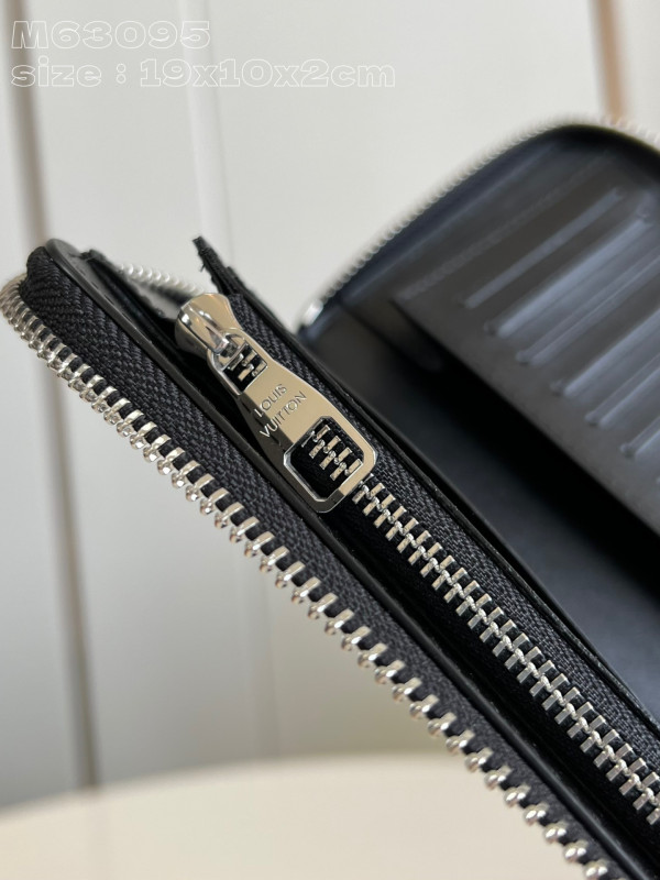 l**is V*t*n zippy wallet-10*20*2 cm