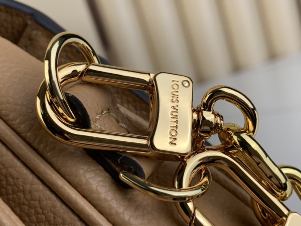 l**is V*t*n pochette metis east west