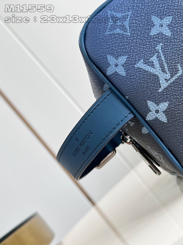 l**is V*t*n locker dopp kit bag-23*13*12cm