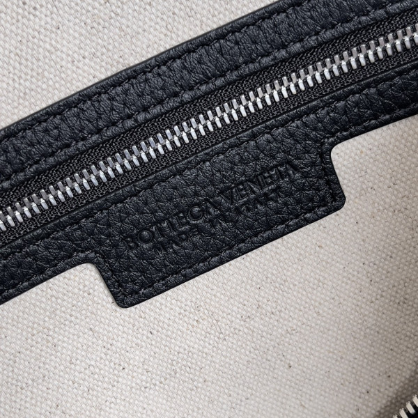 Bo*te*ga ve*ne*ta medium intrecciato camera bag