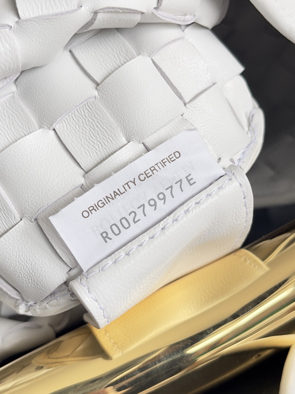 Bo*te*ga ve*ne*ta medium sardine