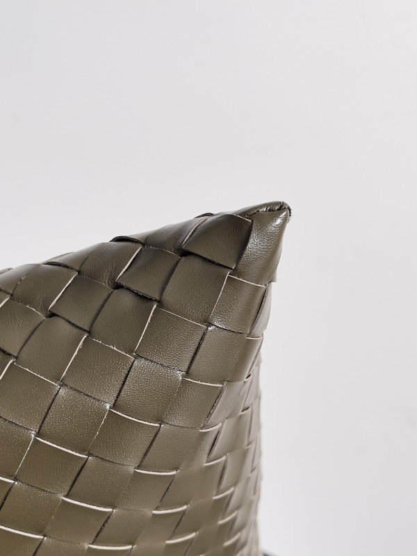 Bo*te*ga ve*ne*ta large hop