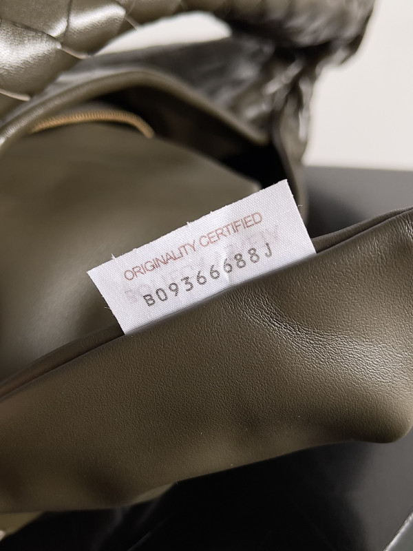 Bo*te*ga ve*ne*ta large hop