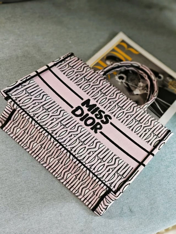 medium D*or book tote-36.5x27.5x16.5cm